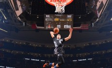 九游官网-哈利伯顿进攻端无人可挡，太阳生死战力克魔术