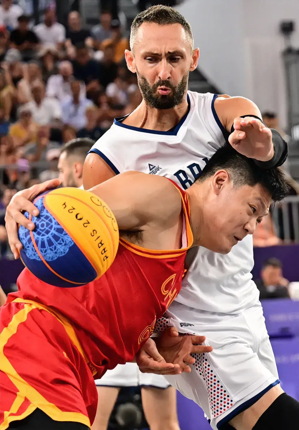 球员个人表现抢眼，篮球联赛火爆局面持续的简单介绍