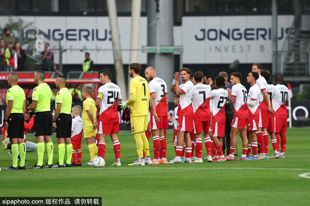 足球比赛再次引发热议,球员们备战期待胜利 足球比赛再次引发热议,球员们备战期待胜利