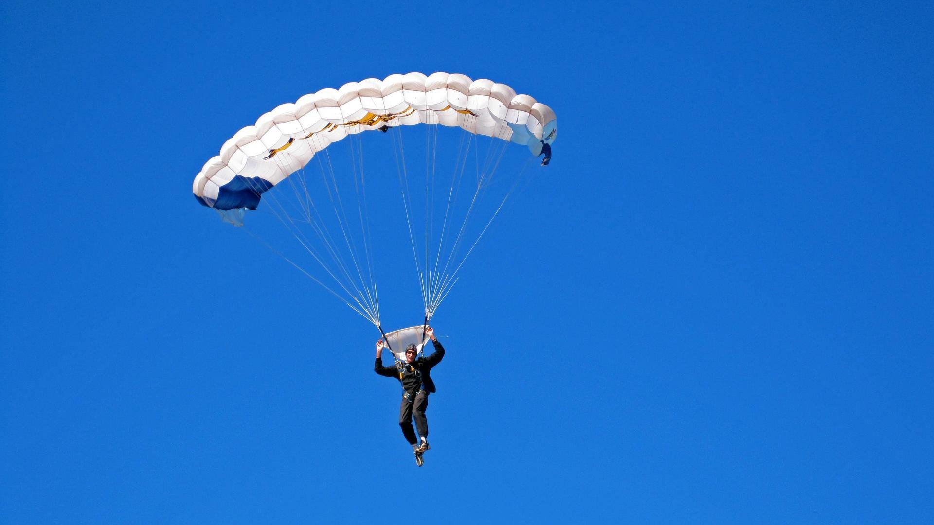 赛道与球场,F1街道赛之夜与孙兴慜的关键节点连续得分
