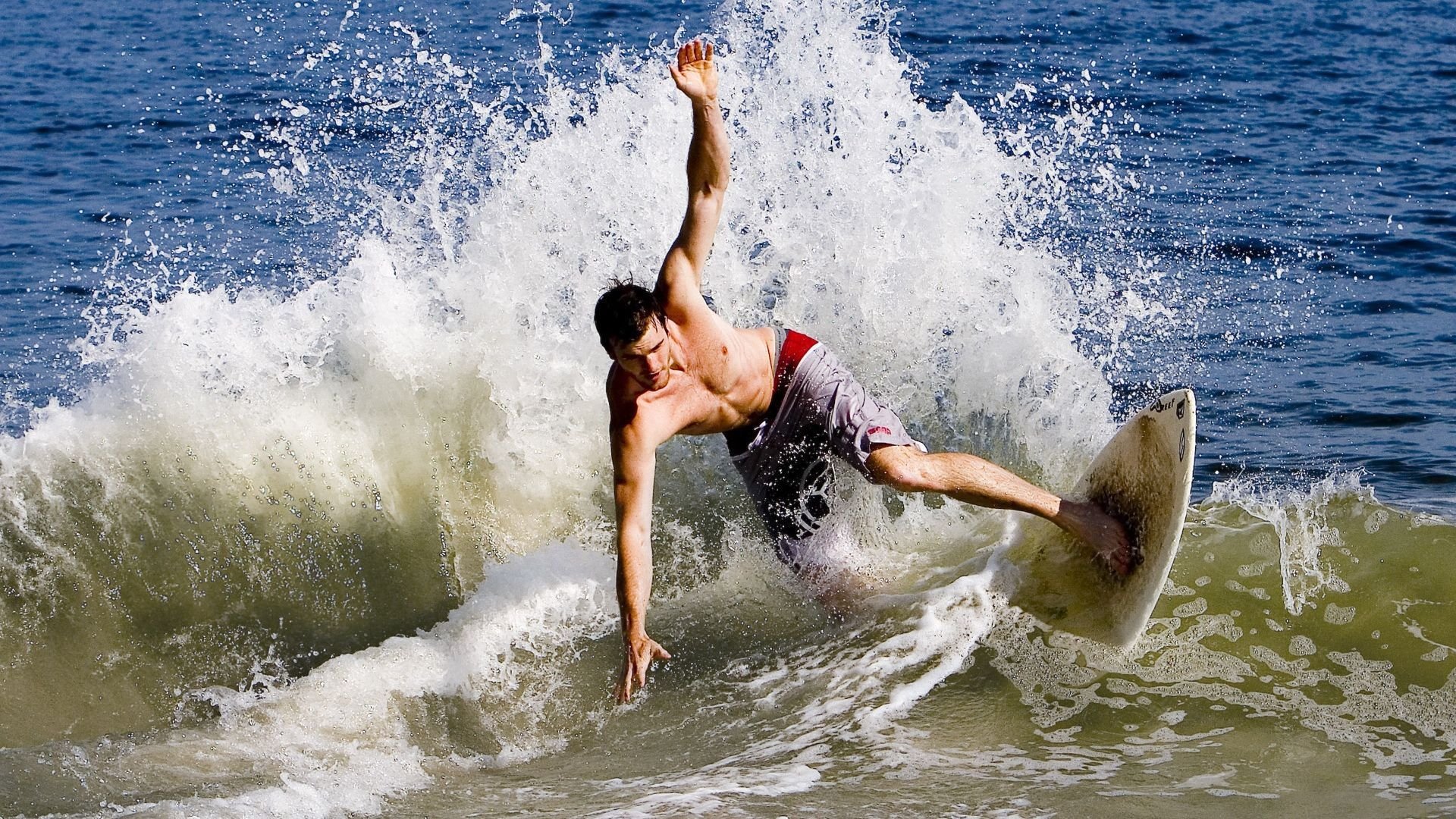 欧冠淘汰赛之夜,乔治的舞台越大,他越强大