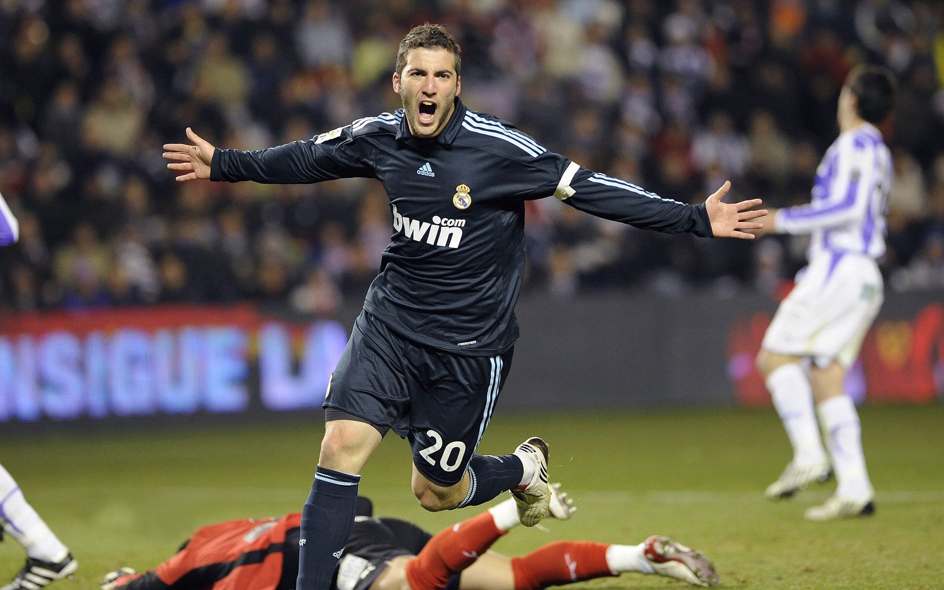 哈利伯顿进攻端无人可挡，太阳生死战力克魔术