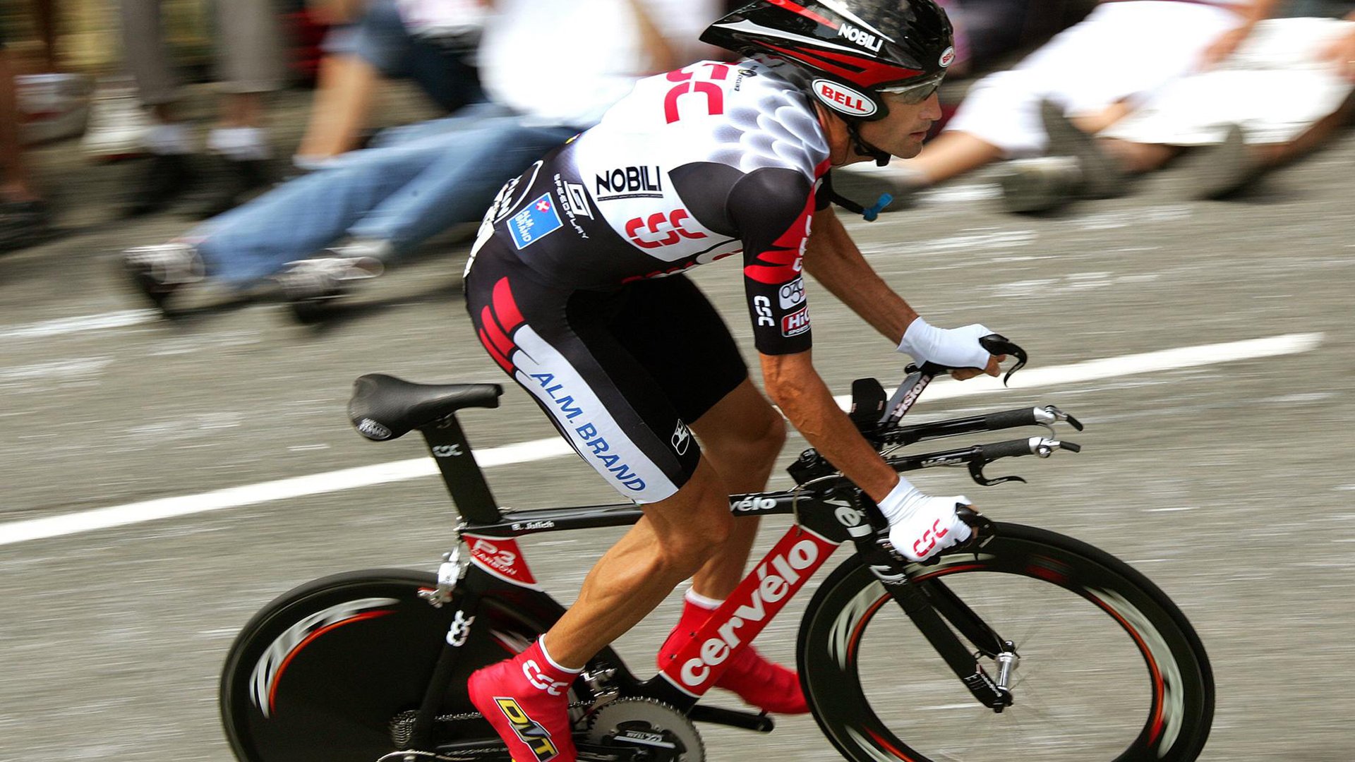 绿茵场与乒乓台的双重奏，当法国队碾压英格兰，梁靖崑上演关键制胜